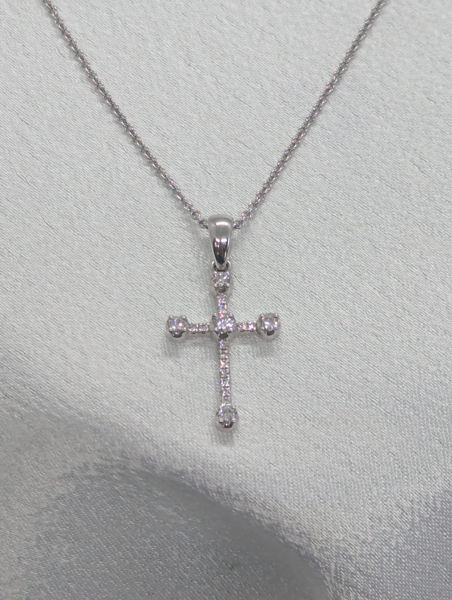 18K White Gold Diamond Cross Pendant - 0.18 CTW