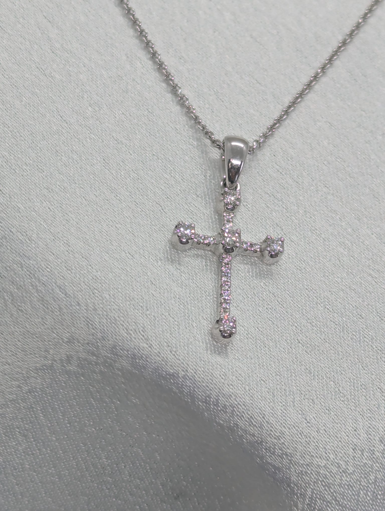 18K White Gold Diamond Cross Pendant - 0.18 CTW