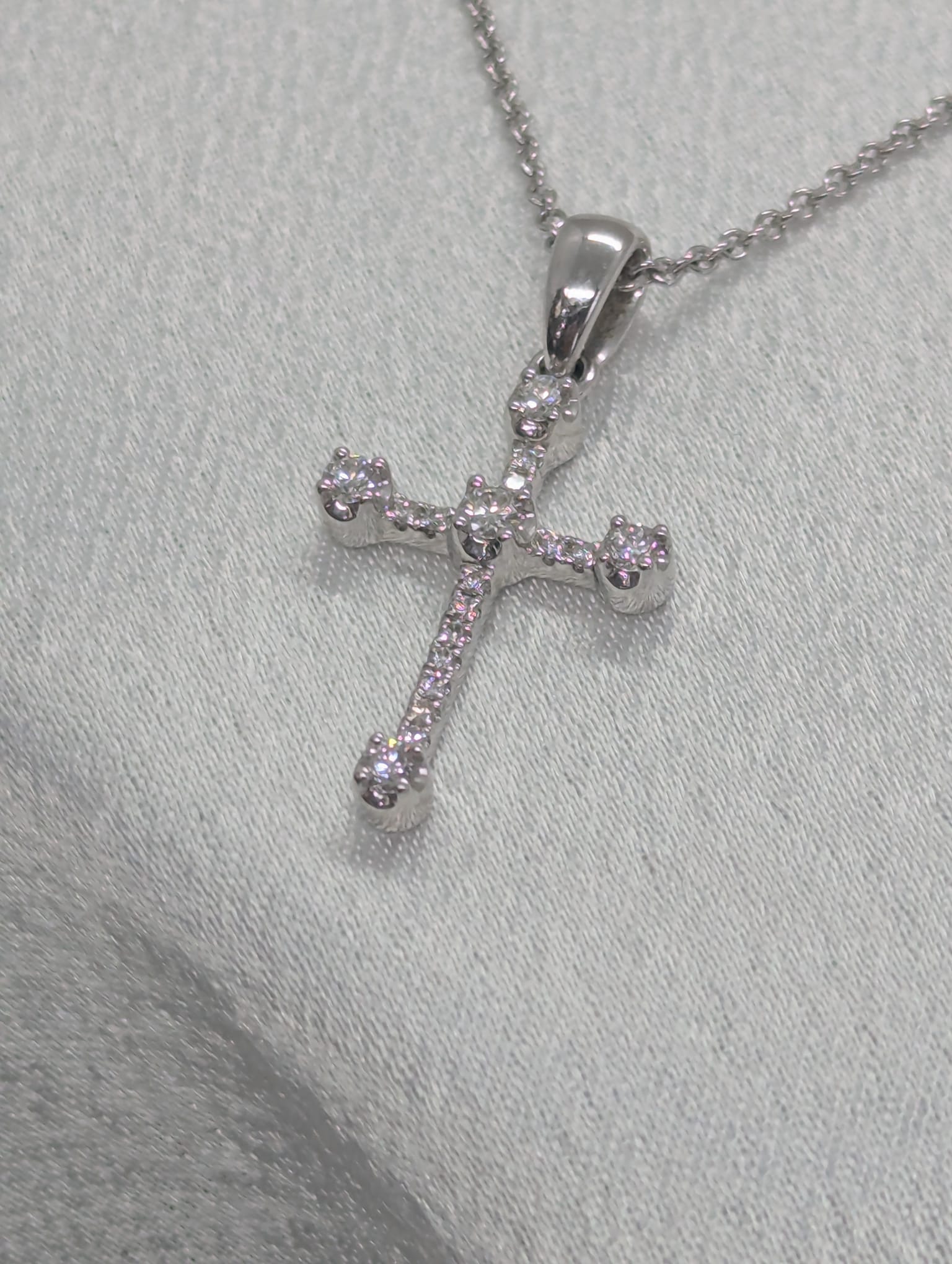 18K White Gold Diamond Cross Pendant - 0.18 CTW