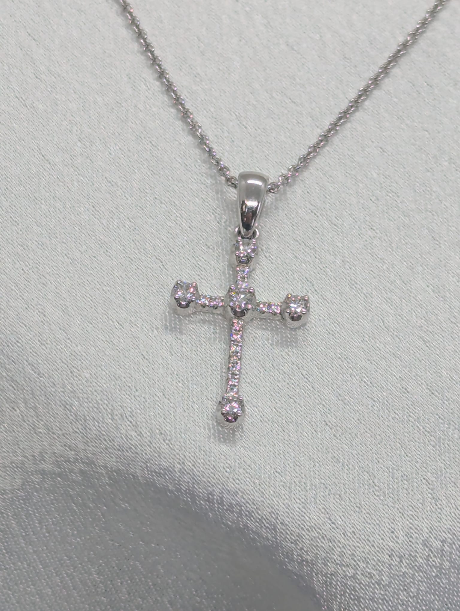18K White Gold Diamond Cross Pendant - 0.18 CTW