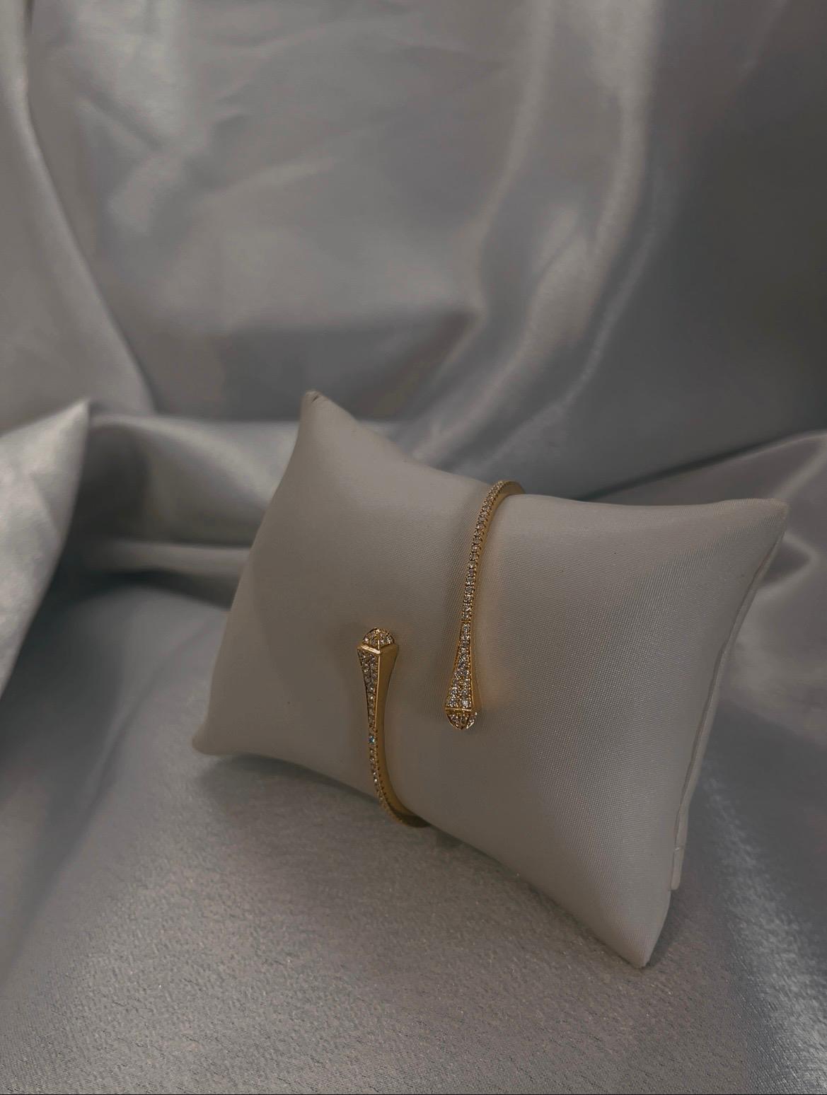 18kt Yellow gold Natural Diamond Bangle