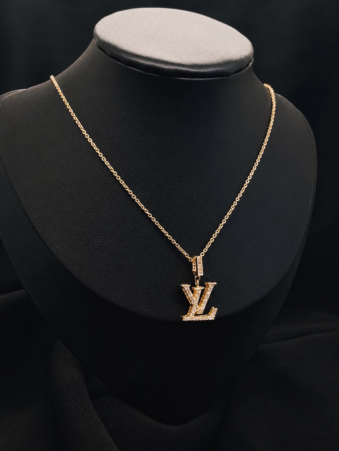 10Kt Yellow gold LV, CZ pendent