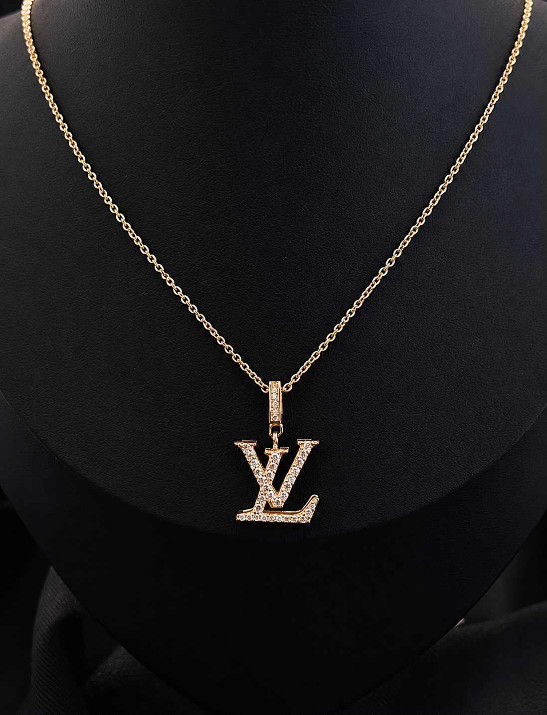 10Kt Yellow gold LV, CZ pendent