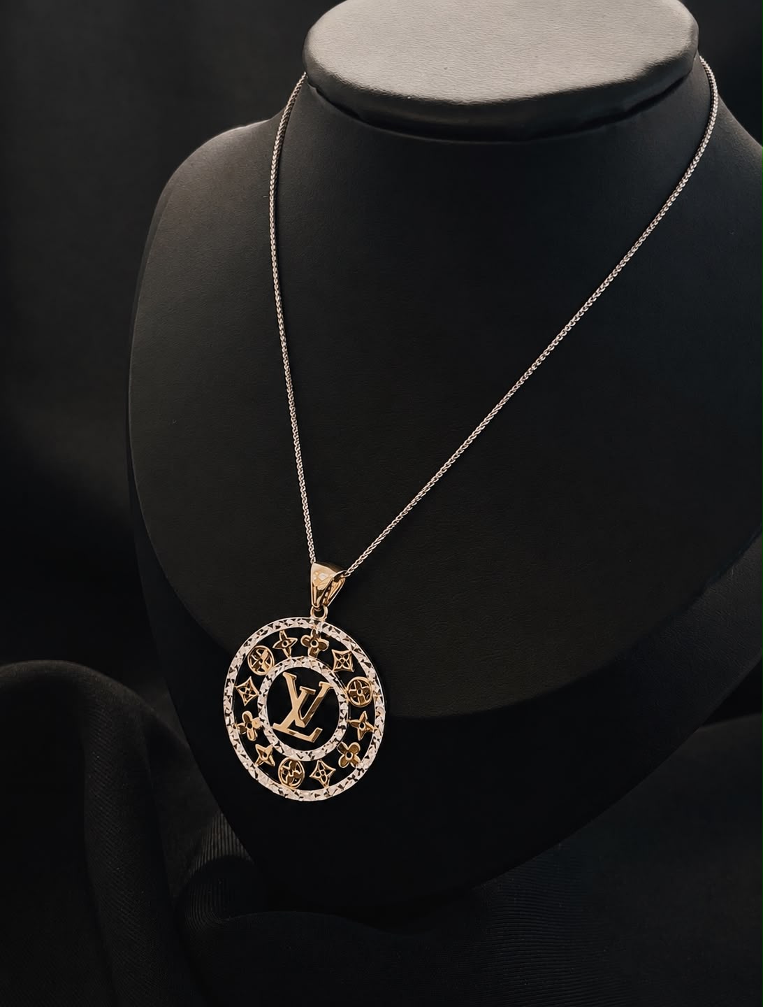 10kt two tone LV pendent diamond Cut